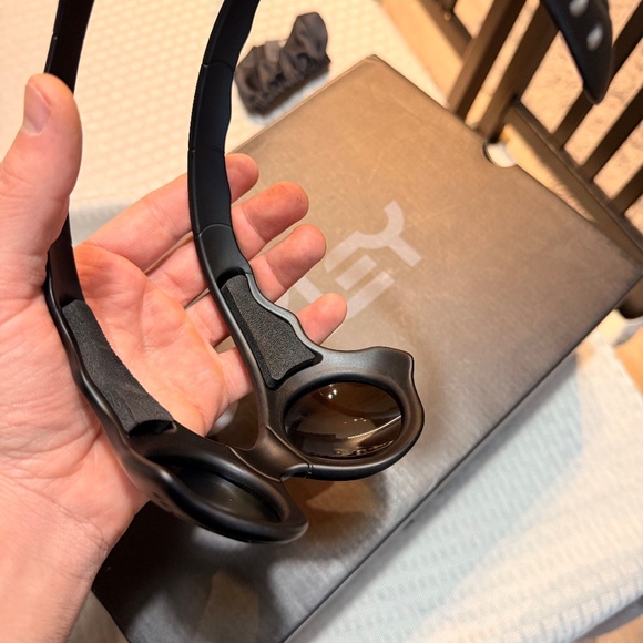 Oakley over the top - Picture 4 of 6